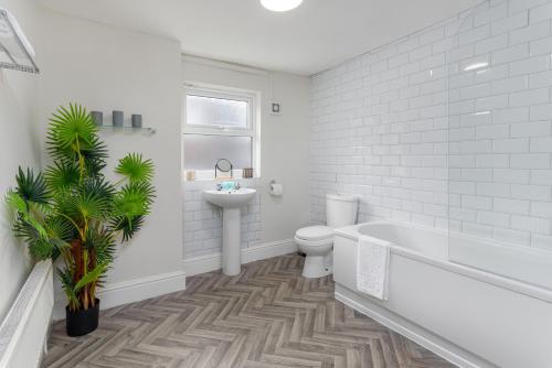 Newcombe House - Air Host & Stay - Free Parking - Contractor Friendly, Liverpool (photo 8)
