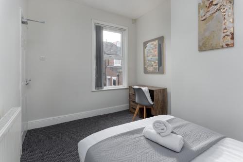 Newcombe House - Air Host & Stay - Free Parking - Contractor Friendly, Liverpool (photo 9)
