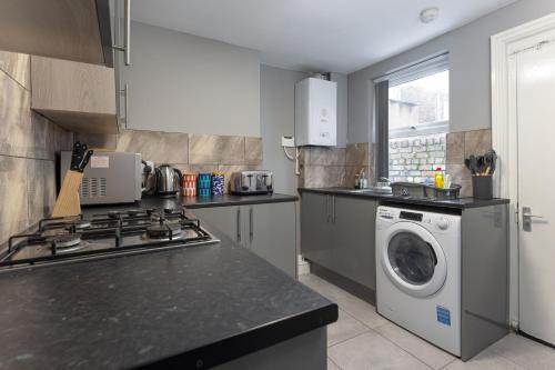 Newcombe House - Air Host & Stay - Free Parking - Contractor Friendly, Liverpool (photo 5)