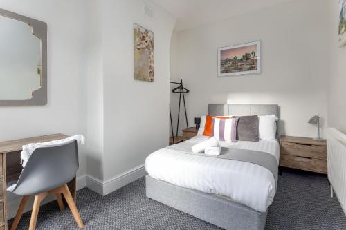 Newcombe House - Air Host & Stay - Free Parking - Contractor Friendly, Liverpool (photo 2)