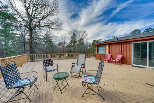 Pet-Friendly Broken Bow Cabin with Deck and Fire Pit! in Broken Bow, USA
