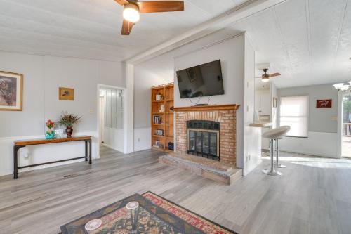 Pet-Friendly Broken Bow Cabin with Deck and Fire Pit! in Broken Bow, USA