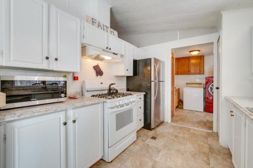 Pet-Friendly Broken Bow Cabin with Deck and Fire Pit! in Broken Bow, USA