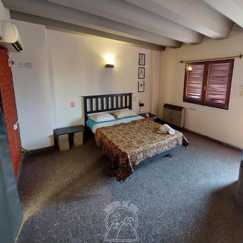 1 queen bed, 2 twin beds