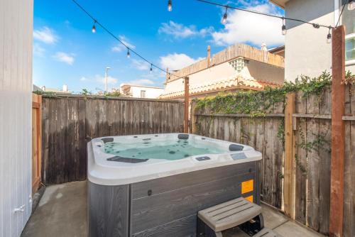 2 Bed 2 Bath Jacuzzi Home with Parking on 51st St in Newport Beach, USA