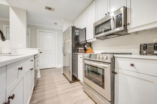 Chic Greensboro Condo with Lake Oconee Access! in Greensboro, USA