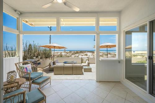 6 Bedroom Remodeled Home on the Oceanfront in Newport Beach, USA
