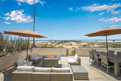 6 Bedroom Remodeled Home on the Oceanfront in Newport Beach, USA