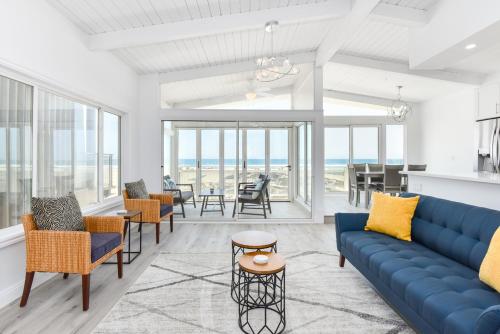 6 Bedroom Remodeled Home on the Oceanfront in Newport Beach, USA