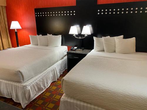 Ramada by Wyndham Rochelle Park Near Paramus - image 9