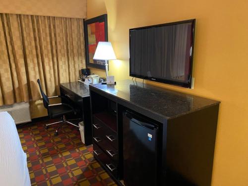 Ramada by Wyndham Rochelle Park Near Paramus - image 12