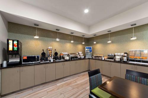 Comfort Suites Bastrop - image 9