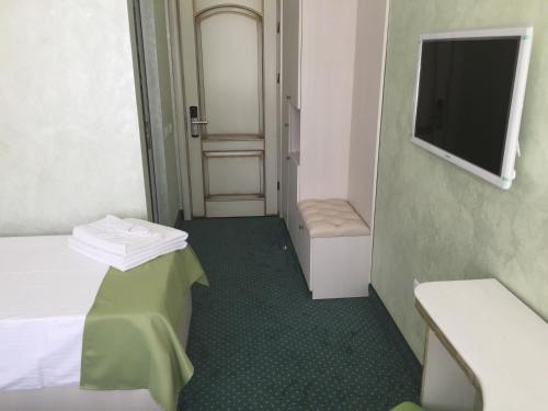 Hamlet Hotel - image 4