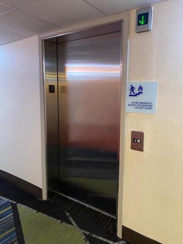 Holiday Inn Express Metropolis an IHG Hotel - image 7