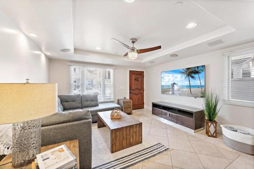 Modern Beach House Steps from the Sand on 39th St in Newport Beach, USA