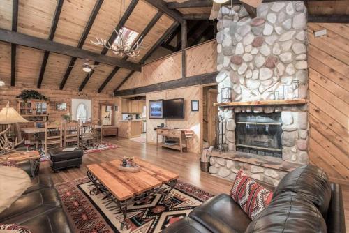 Classy, comfy 3-story log cabin: Hot tub+game room - Chalet - Ruidoso