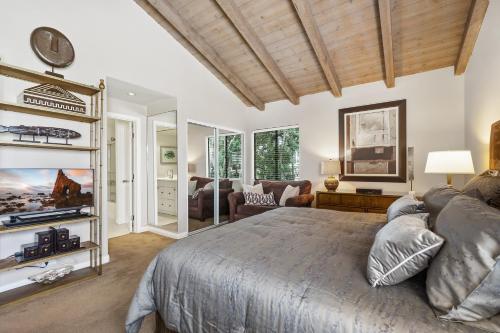 2 Bed 2 Bath BACK APT Steps to the Sand in Newport Beach, USA