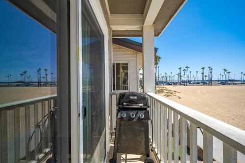 Giant Beachfront Home with Parking near the Pier