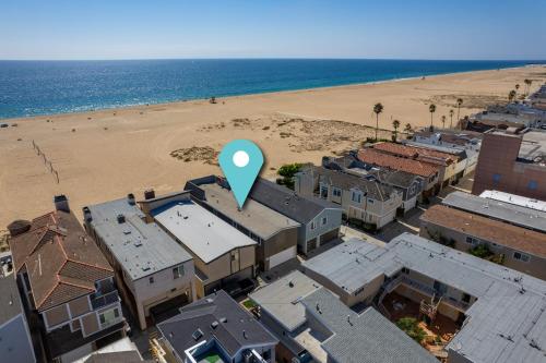 Giant Beachfront Home with Parking near the Pier