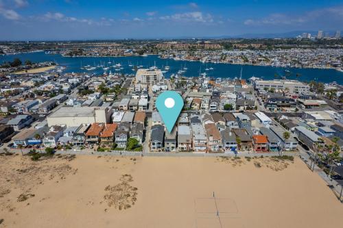 Giant Beachfront Home with Parking near the Pier