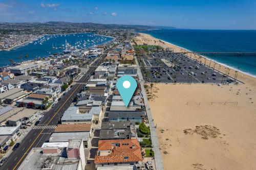 Giant Beachfront Home with Parking near the Pier