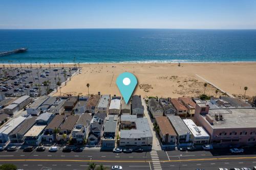 Giant Beachfront Home with Parking near the Pier