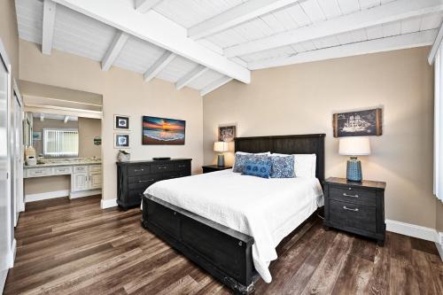 Stunning Oceanfront Retreat In Newport Beach - Costa Mesa, CA