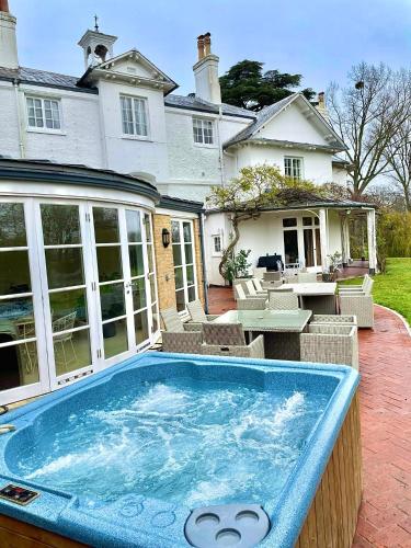 Hot tub, Denham Mount in Greater London North West