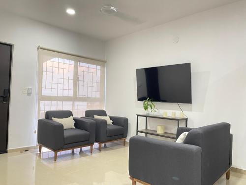 Shared lounge/TV area, Kaab: Exclusividad y confort en un oasis vacacional con piscina in Sitpach