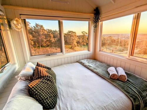 Kyneton Tiny House - Tiny Stays in Metcalfe
