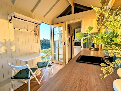 Kyneton Tiny House - Tiny Stays in Metcalfe