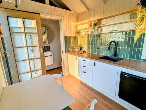 Kyneton Tiny House - Tiny Stays in Metcalfe