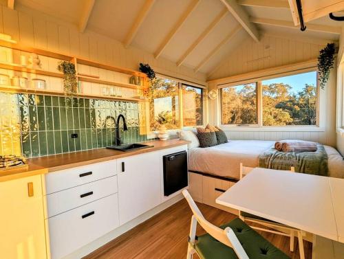 Kyneton Tiny House - Tiny Stays in Metcalfe