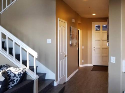 3 bedroom modern home with pool area at the Tustin Marketplace -15 minutes to Disneyland