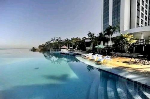 Tropical Executive Hotel APT 606 in 河濱