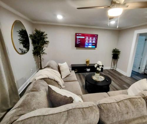 3 Bedroom Jewel: Luxury with Crystal Pool in 石山