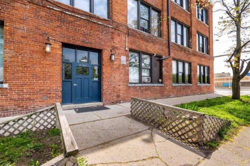 420 Friendly Downtown Loft KING suite FREE parking