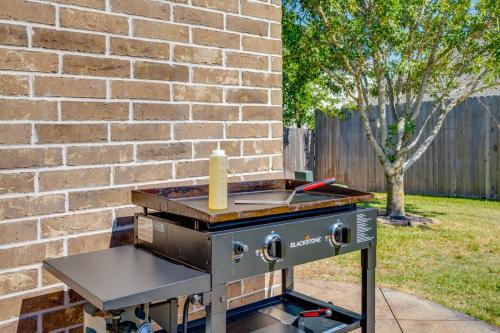 8min Texas A&M 1 King Beds firepit GriddleGrill in College Station, USA