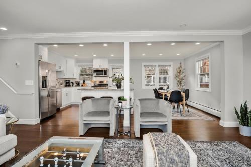 Waterview house walking distance from Cove Beach-5 mins to downtown-only 40 min to NYC detail