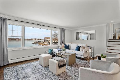 Waterview house walking distance from Cove Beach-5 mins to downtown-only 40 min to NYC
