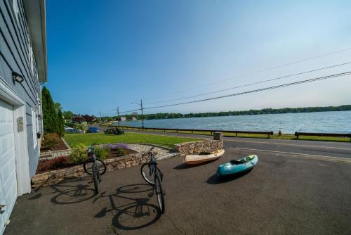 Waterview house walking distance from Cove Beach-5 mins to downtown-only 40 min to NYC