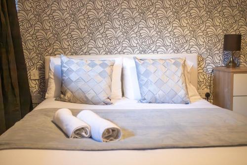 Leeds Vibrant 2 Bedroom Sleeps 4 - Tap to explore photos