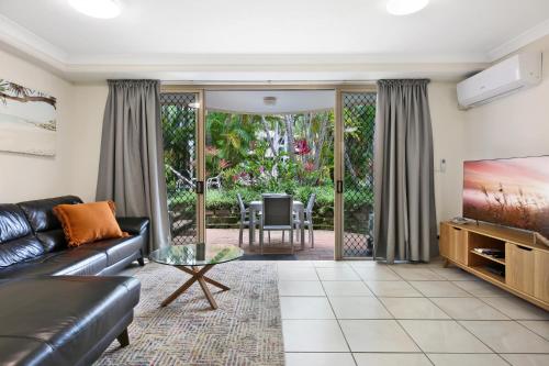 Beachside 2-Bed with Parking, Pool, Spa & BBQ