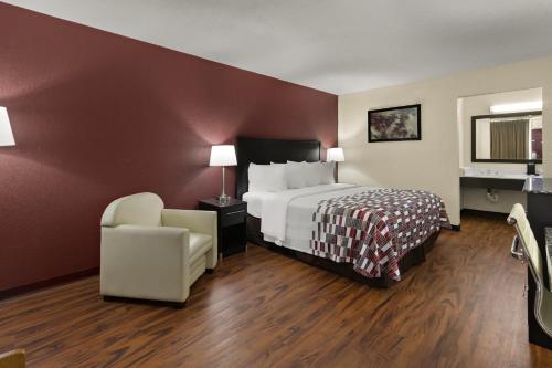 Red Roof Inn & Suites Cave City - image 12