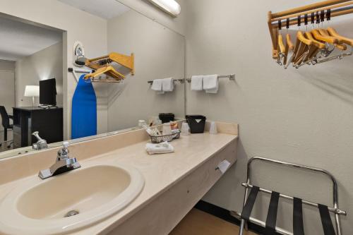 Red Roof Inn & Suites Cave City - image 2