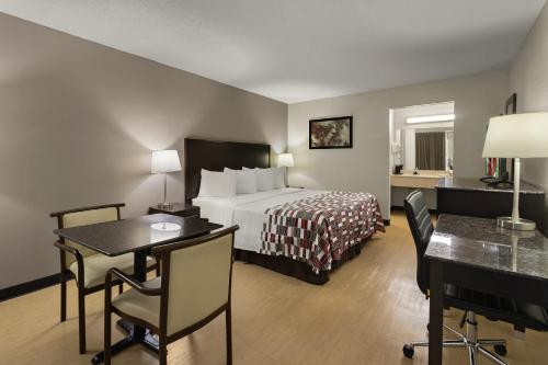 Red Roof Inn & Suites Cave City - image 8