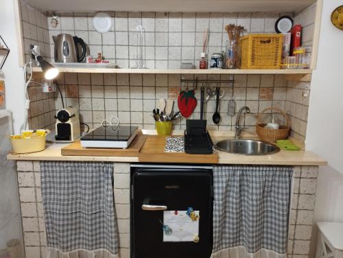 廚房, OLD TOWN HOUSE LA CORTE Casa Vacanze in 希維塔卡斯特拉納