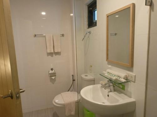 Superior Twin Room - No Window image 4