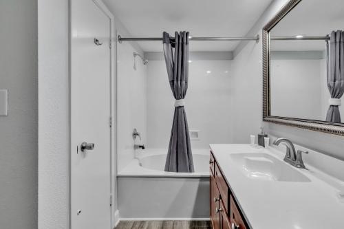 Ocean View 1BR Condo with Private Balcony - 화장실