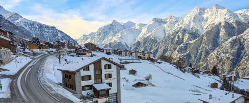 Sunny Alps View: Central Bliss